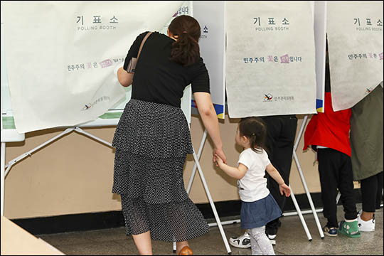 제19대 대통령선거 투표일인 9일 오후 서울 영등포구 여의도중학교 투표소에서 유권자들이 투표를 하고 있다. ⓒ데일리안 김나윤 기자