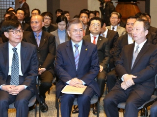 4월14일 문재인 대통령이 한국프레스센터에서 대한상의 박용만 회장(오른쪽) 등 경제인들과 간담회를 하는 모습 [사진제공=대한상의]