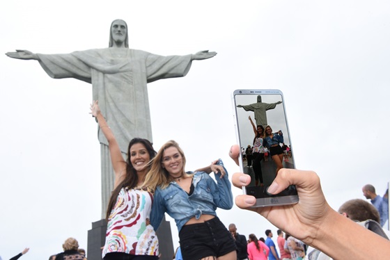 LG G6 고객이 브라질 리우데자이네루 예수상 앞에서 LG G6로 촬영을 하고 있다. ⓒLG전자