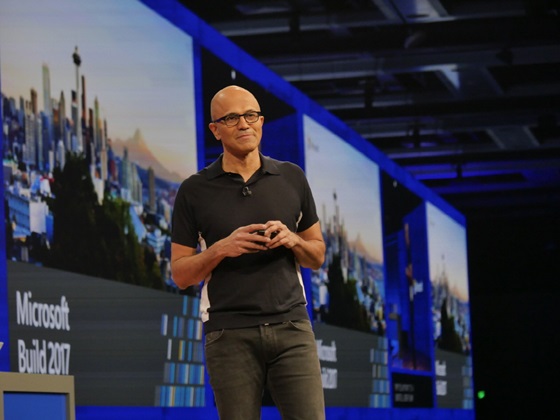 사티아 나델라(Satya Nadella) 마이크로소프트 CEO가 미국 시애틀 워싱턴 컨벤션 센터에서 10일(미국 현지 시간) '마이크로소프트 빌드 2017(Microsoft Build 2017)' 개발자 컨퍼런스를 개최하고 기조연설을 하고 있다.ⓒ마이크로소프트