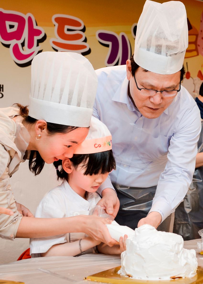 최종구 수은 행장(사진 오른쪽)이 11일 서울 신월동에 있는 서울SOS어린이마을을 찾아 아이들과 함께 '사랑의 케익 만들기' 봉사활동을 하고 있다. ⓒ수출입은행