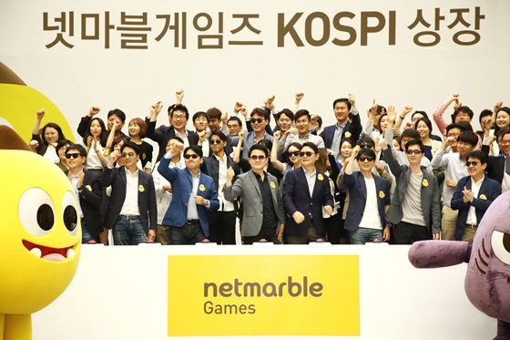 여의도 한국거래소에서 열린 넷마블게임즈 KOSPI 상장기념식에서 방준혁 넷마블게임즈 이사회 의장 및 넷마블 임직원들이 ‘글로벌 넘버원’을 외치고 있다.ⓒ넷마블