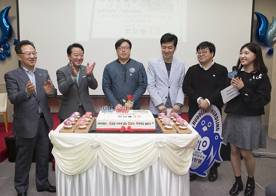 이웅열 코오롱 회장(왼쪽 2번째)이 지난 4월5일 코오롱생명과학 충주공장을 찾아 인보사 개발의 성공을 임직원들과 함께 축하하고 있다. [사진=코오롱그룹]