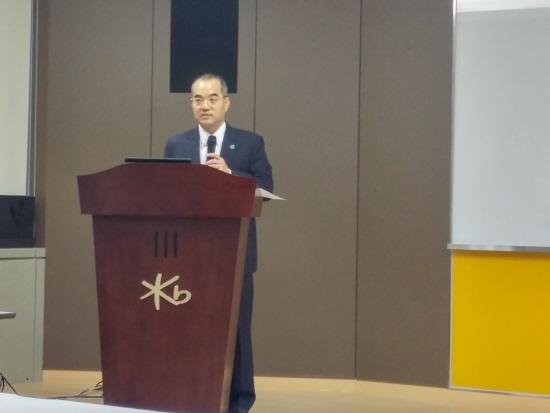 박성준 코오롱인더스트리 상무가 올해 1분기 실적에 대해 설명하고 있다.ⓒEBN