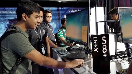 지난달 19일(현지시간) 인도 뉴델리에서 진행된 '갤럭시 S8' 미디어 행사에서 현지 관람객이 삼성 덱스(Samsung DeX)를 체험하고 있다. ⓒ삼성전자