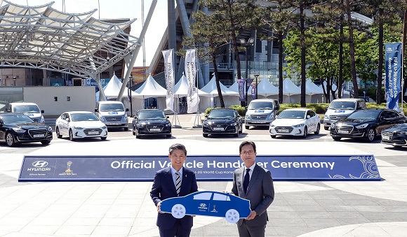 이광국 현대차 부사장(오른쪽)과 곽영진 FIFA U-20 월드컵 조직위원회 부위원장이 16일 공식 차량 전달식을 열고 기념촬영을 하고 있다.ⓒ현대자동차
