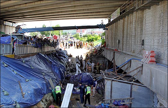 2016년 6월1일 경기도 남양주시 진접읍 금곡리 진접선 지하철 공사장에서 폭발로 인한 붕괴사고가 발생한 가운데 구조대원들이 사고 현장에 투입되고 있다. 이 사고로 4명이 숨지고 10명이 부상을 당했다. ⓒEBN