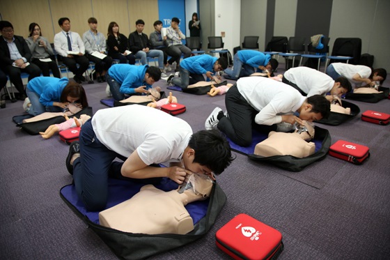 지난 15일 서울 중구 소재 코웨이 본사에서 코웨이 파랑새 인원들이 심폐소생술 실습을 진행하고 있다.ⓒ코웨이