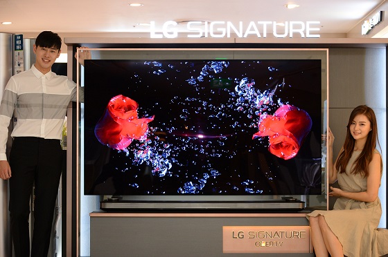 LG전자 모델들이 'LG 시그니처 올레드 TV W'를 소개하고 있다. ⓒLG전자