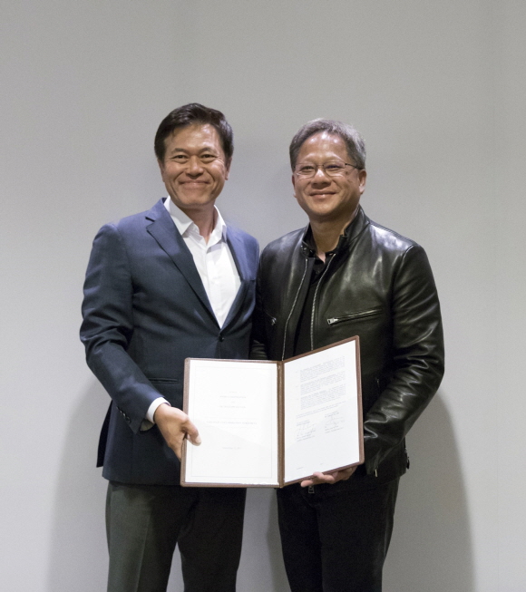 SK텔레콤 박정호 사장(왼쪽)과 엔비디아 젠슨 황(Jensen Huang) CEO는 11일(현지시간) 미국 산 호세에서 자율주행차 공동 프로젝트 관련 전략적 협약을 체결했다.ⓒSKT