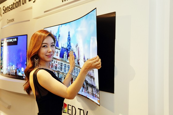 LGD 모델이 Wallpaper OLED TV를 소개하고 있다. ⓒLGD