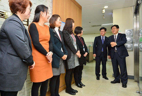 이경섭 NH농협은행장(맨 오른쪽)이 고객행복센터를 방문해 직원들을 격려하고 있다.ⓒNH농협은행