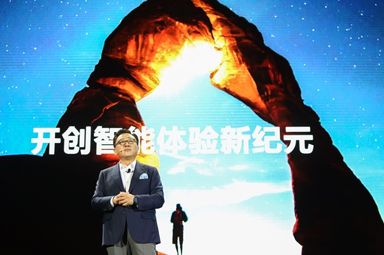고동진 삼성전자 무선사업부장(사장)이 18일(현지시간) 중국 베이징 외곽 구베이슈에이전에서 열린 제품 발표회에서 갤럭시S8 시리즈를 소개하고 있다. ⓒ삼성전자
