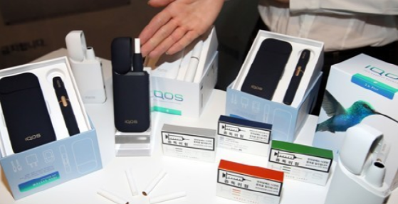 '전자담배의 아이폰'이라고 불리는 아이코스가 내달 국내 판매를 시작하는 가운데 KT&G와 BGF리테일의 희비가 엇갈리고 있다.ⓒ연합뉴스 