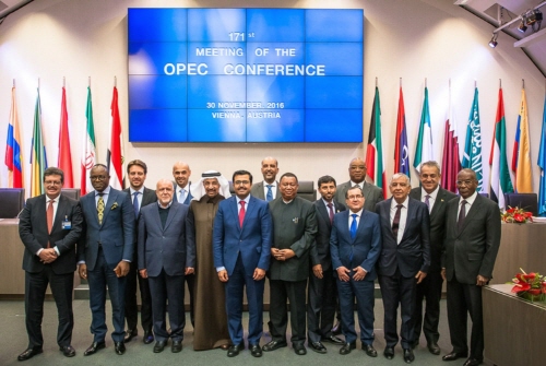 지난해 11월30일 171회 OPEC 총회에서 회원국 관계자들이 기념촬영을 하고 있다.ⓒOPEC