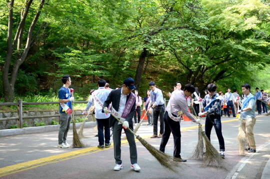 롯데손해보험은 지난 18일 서울 남산 백범공원 일대에서 임직원 163명이 사회공헌 활동을 펼쳤다.ⓒ롯데손해보험
