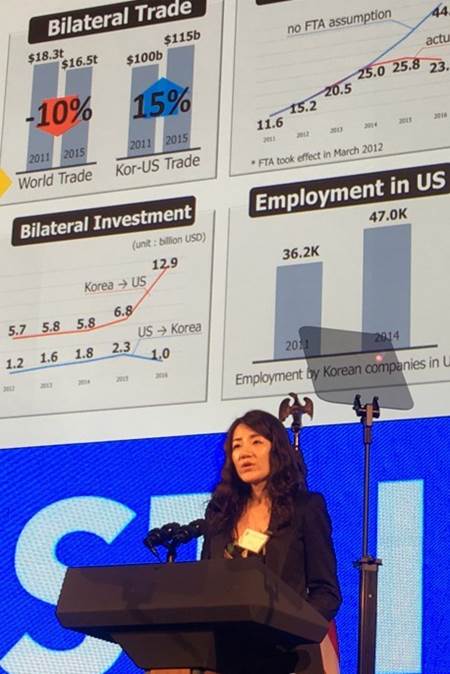 18일(현지시간) 미국 워싱턴에서 열린 미 상공회의소 주최 'Invest in America Summit'에서 한국 경제계를 대표해 조현민 대한항공 전무가 환영사를 하고 있다.ⓒ연합뉴스