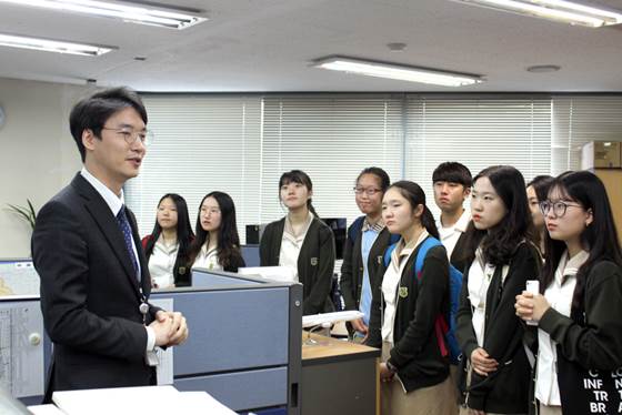 19일 오전 서울 강서구 이스타항공 본사에서 고양외국어고등학교 학생들이 본사 투어를 하며 현직자에게 직무에 관한 소개를 듣고 있다.ⓒ이스타항공