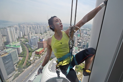 5월 20일 김자인 선수가 국내 최고 높이 롯데월드타워를 맨손으로 오르고 있다. 37층에서 바라본 김자인 선수ⓒ롯데물산