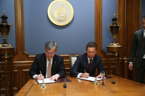 지난해 12월 9일 모스크바에서 이승훈 한국가스공사 사장(왼쪽)과 밀러 가즈프롬 회장이 협력협정에 관한 문서에 사인하고 있다.[사진=한국가스공사]