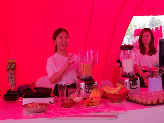 22일 서울신문사 앞 잔디광장에서 개장한 '똑똑! 테팔 아이디어 하우스'에서 요리연구가 홍성란씨가 테팔의 '울트라 블렌드'를 활용해 스무디 조리 과정을 시연하고 있다.ⓒEBN