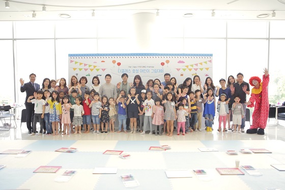 지난 20일 더클래스효성 송파전시장에서 열린 어린이 그림대회에서 참가가족들이 기념촬영을 하고 있다.ⓒ더클래스효성