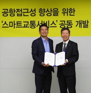 (사진 왼쪽부터)  안규진 카카오 이사와 김태한 한국공항공사 운영본부장.ⓒ카카오