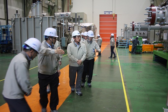 구자열 회장(가운데)이 LS산전 부산사업장에서 홍순몽 공장장으로부터 초고압변압기에 대해 설명을 듣고 있다..