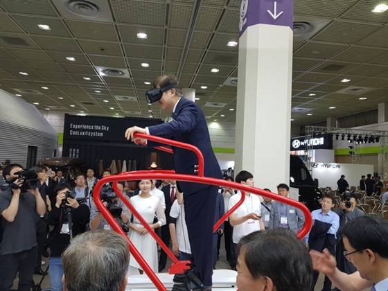 최양희 미래창조과학부 장관이 '월드IT쇼 2017' KT 부스에 마련된 스키점프 VR을 체험하고 있다.ⓒEBN