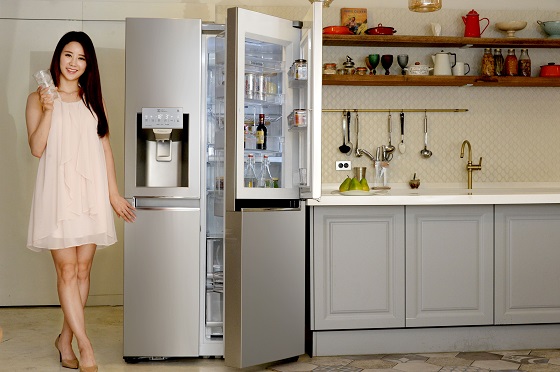 LG전자 모델이 LG 디오스 세미빌트인 얼음정수기 냉장고 신제품을 소개하고 있다. ⓒLG전자
