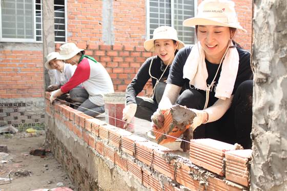 아시아나항공 임직원 봉사단이 지난 24일 베트남 남부에 위치한 '벤째성'에서 '사랑의 집 짓기' 활동을 진행하고 있다.ⓒ아시아나항공