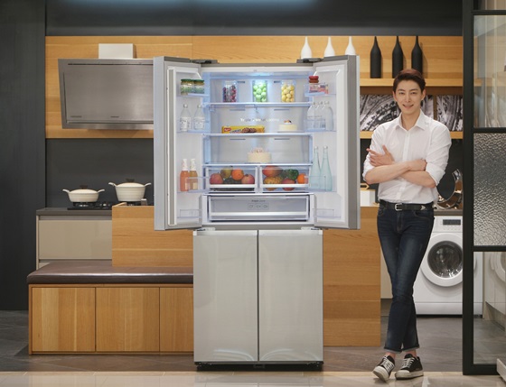 삼성전자 모델이 서울 강남구 도산대로에 위치한 삼성디지털프라자 강남본점에서 ‘슬림 T타입 냉장고’를 소개하고 있다. ⓒ삼성전자