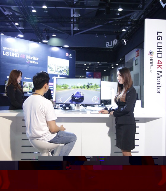 LG전자 부스를 찾은 관람객이 'LG 4K HDR 모니터'로 게임을 즐기고 있다. ⓒLG전자