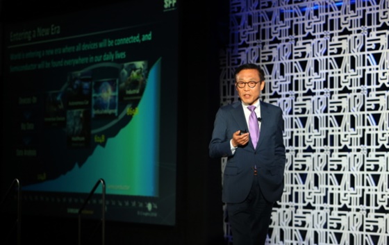 김기남 삼성전자 반도체 총괄 사장이 미국 산타클라라에서 열린 '삼성 파운드리 포럼'에서 삼성전자의 최신 파운드리 공정 기술과 솔루션을 발표하고 있다.ⓒ삼성전자
