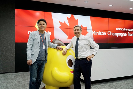 (사진 왼쪽부터) 권영식 넷마블 대표, 삼파뉴 캐나다 통신부 장관.ⓒ넷마블