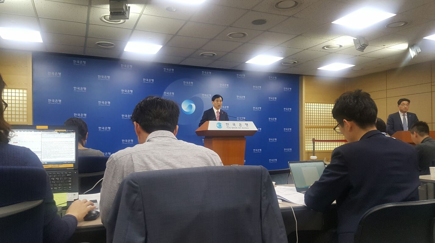25일 이주열 한국은행 총재가 기자간담회를 열고 5월 기준금리 동결 배경을 설명하고 있다.ⓒ백아란 기자