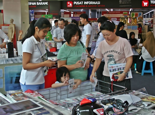 지난 19일 롯데마트 인도네시아 끌라빠가딩점에서 현지 판촉전에 참여한 청년창업가의 상품들을 현지 고객들이 살펴보고 있는 모습.ⓒ롯데마트