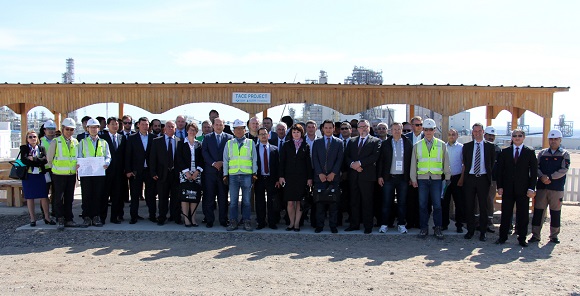 지난 23일 현대엔지니어링 투르크메니스탄 화공플랜트 건설현장을 방문한 글로벌 석유화학업계 관계자 60여명이 견학을 마치고 기념촬영을 하고 있다. ⓒ현대엔지니어링