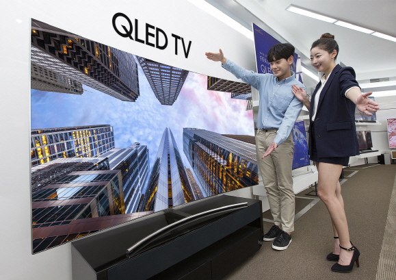 삼성전자 모델들이 29일 QLED TV 'Q8(커브드)' 75형을 소개하는 모습 [제공=삼성전자]