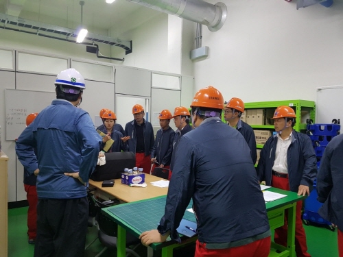 한국가스공사 LNG 설비 현장에서 중국 텐진LNG 직원들이 교육을 받고 있다. 