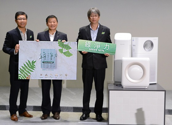 코웨이는 지난 26일 대만 타이베이 네이후에서 대만 소비자들을 대상으로 한 공기청정기 신제품 출시 행사를 가졌다. 행사장에서 김용성 코웨이 해외사업본부장(가운데)이 공기청정기 신제품을 소개하고 있다.ⓒ코웨이