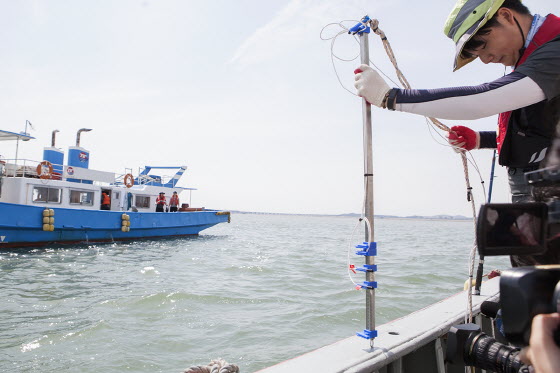SK텔레콤과 호서대 공동연구팀이 바닷 속에서 전달되는 데이터를 수신하기 위한 하이드로폰(음파수신기)를 준비하고 있는 모습. ⓒSKT