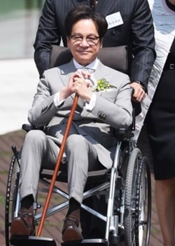 이재현 CJ그룹 회장이 지난달 17일 경기도 수원시 영통구에 위치한 CJ그룹의 연구개발센터 'CJ블로썸파크' 개관식에서 기념식수를 하기 위해 휠체어에 앉아 입장하고 있는 모습.ⓒ