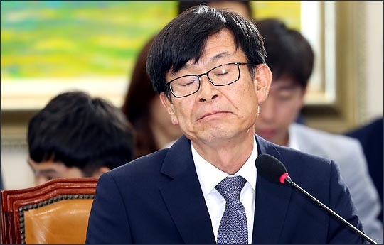 김상조 공정거래위원장 후보자가 지난 2일 국회에서 열린 인사청문회에서 의원들의 질의를 들으며 눈을 감고 있다.ⓒEBN