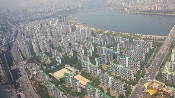 강남의 재건축 아파트 단지 전경 ⓒEBN