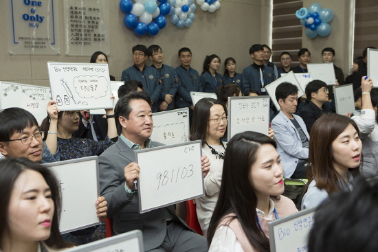 이웅열 코오롱 회장이 지난 4월 '인보사'의 생산라인이 있는 코오롱생명과학 충주공장을 찾았다. [사진=코오롱그룹]