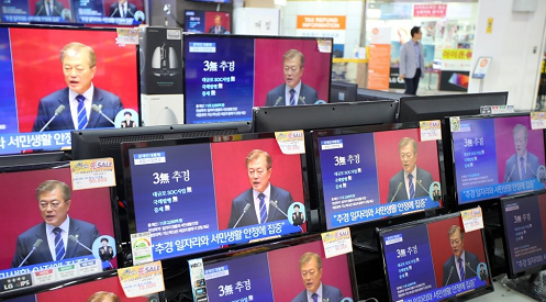 12일 오후 서울 용산구 전자랜드에 진열된 텔레비전에서 문재인 대통령의 첫 시정연설이 생중계되고 있다.ⓒ연합뉴스
