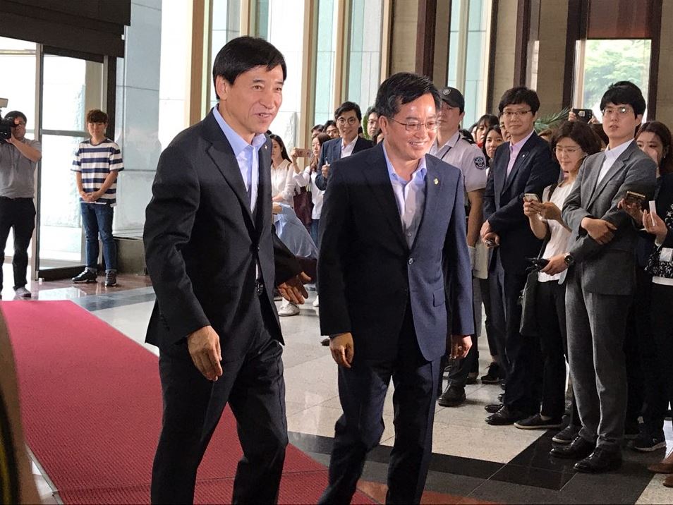 이주열 한국은행총재(사진 왼쪽)가 13일 한은을 방문한 김동연 경제부총리를 영접하고 있다.ⓒEBN