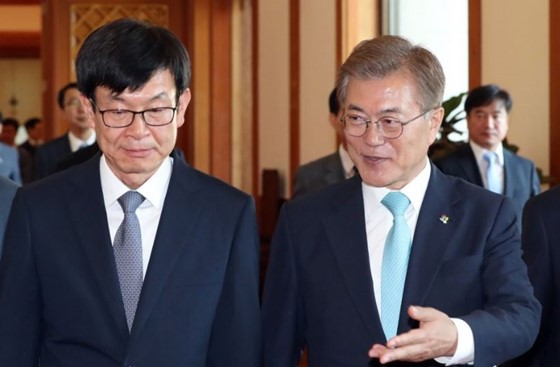 문재인 대통령(오른쪽)이 지난 13일 오후 청와대에서 김상조 공정거래위원장에게 임명장을 수여한 뒤 함께 이동하고 있다.ⓒ