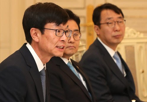 김상조 공정거래위원장(왼쪽)이 13일 오후 청와대에서 임명장 수여식을 마치고 티타임 하며 발언하고 있다.ⓒ연합뉴스